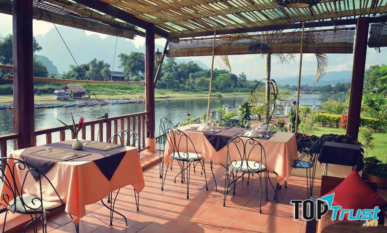 Khu vực phòng ăn có view nhìn ra sông Song