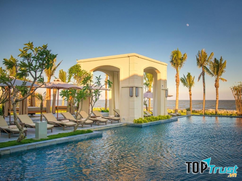 Khu nghỉ dưỡng còn có cả một khu vực bãi tắm biển riêng, sạch sẽ, an toàn lại yên tĩnh cho bạn không gian yên bình để nghỉ ngơi.