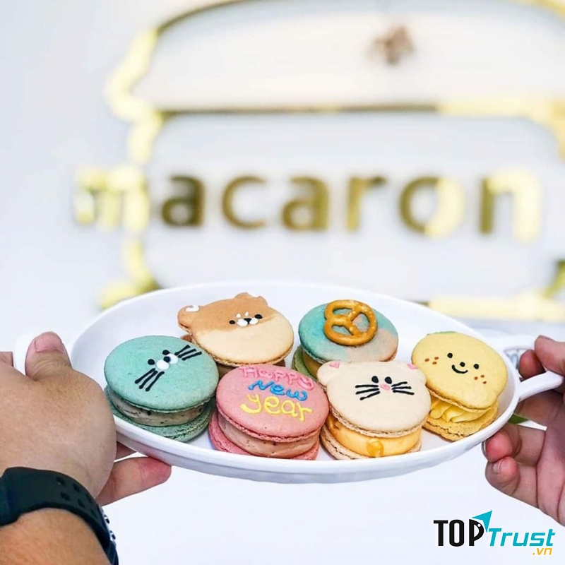 Bánh Macaron ở đây sở hữu mẫu mã bánh đa đạng và rất đẹp từ hình Trái Tim - Gấu Pooh - Shiba - Gấu - Mèo... với rất nhiều vị từ Matcha, Chocolate, Lemon, cho đến Cream Brublee, Soy, Banana, Yogurt.