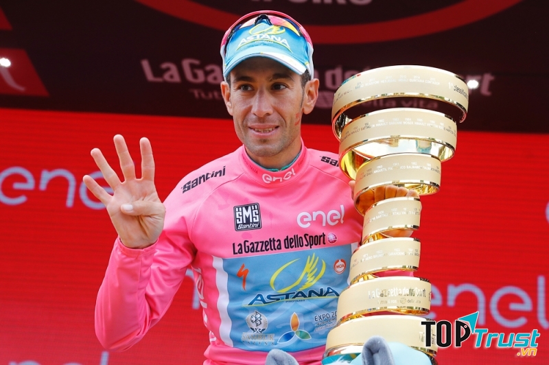 Vincenzo Nibali đang thi đấu cho đội đua Astana