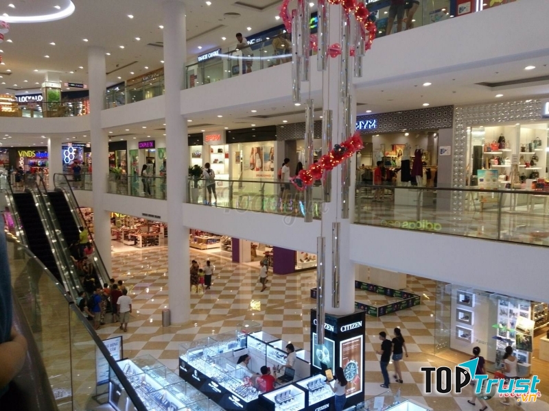 Bên trong TTTM Vincom.