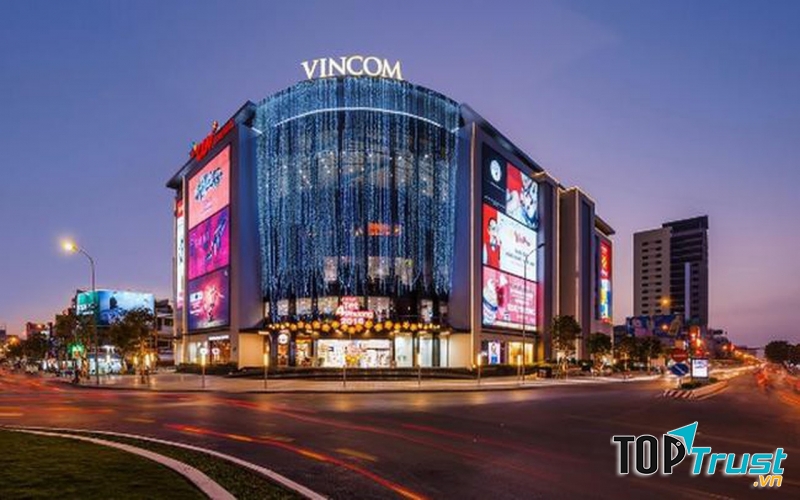 Sau hơn 10 năm hoạt động, ﻿﻿Vincom Retail đã trở thành biểu tượng hội tụ của mua sắm, giải trí và ẩm thực, là điểm đến yêu thích của mọi gia đình tại những thành phố, khu vực mà Vincom xuất hiện.