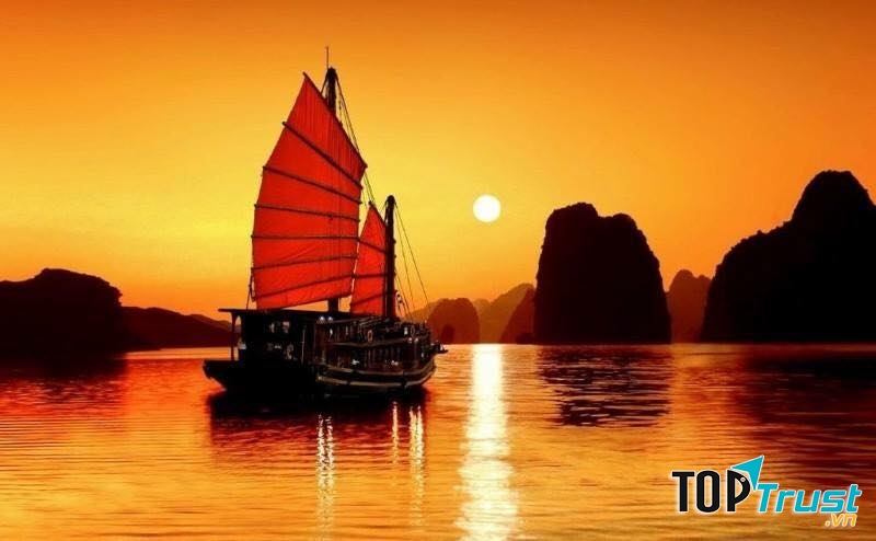 Hoàng hôn trên vịnh Hạ Long