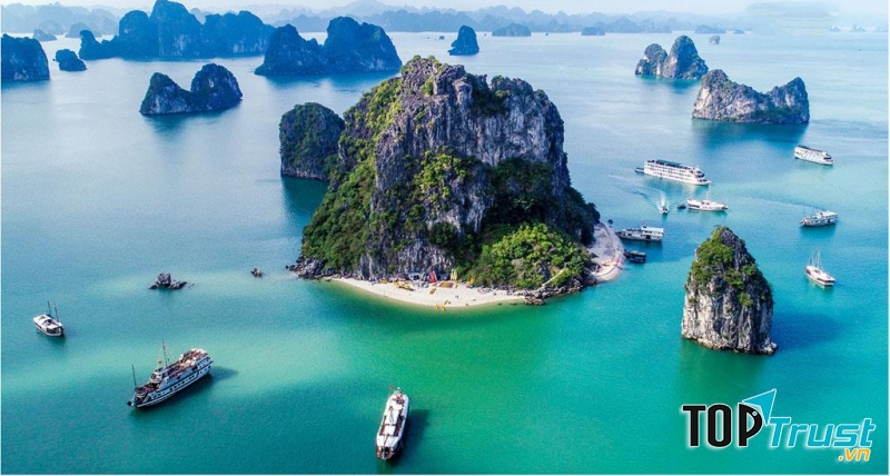 Vịnh Hạ Long là một trong bảy kỳ quan thiên nhiên mới của thế giới.