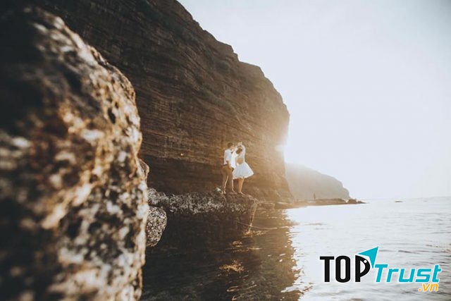 Không gian trở nên lãng mạn hơn khi bao trọn vịnh Lăng Cô là những cồn cát trải dài (Ảnh sưu tầm)