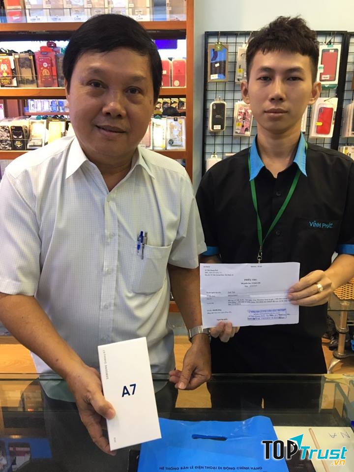 Khách hàng và nhân viên Vĩnh Phát  Mobile tại cửa hàng.