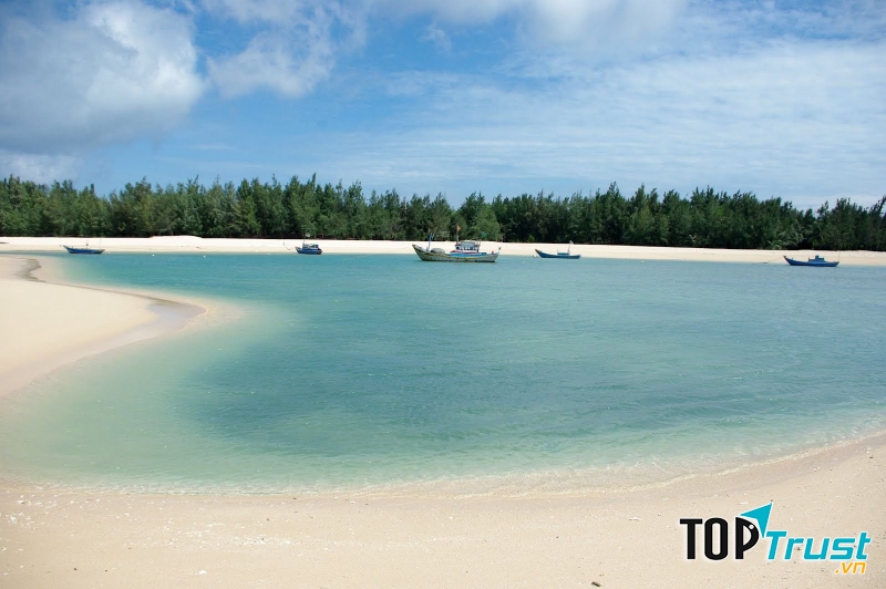 Hàng dương xanh rì rào và bãi biển dịu dàng của Vịnh Triều Dương