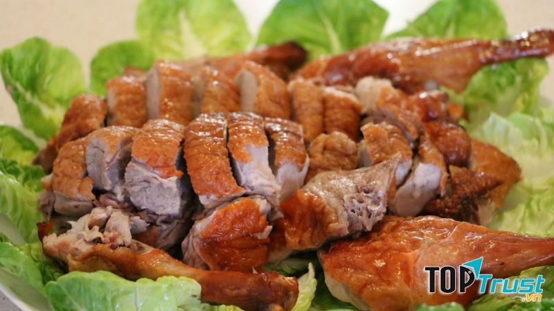 Vịt nướng là món ăn khoái khẩu của nhiều người, khi đi trên đường, bạn không khó để bắt gặp những quán vịt nướng thơm phức và thu hút rất nhiều thực khách.