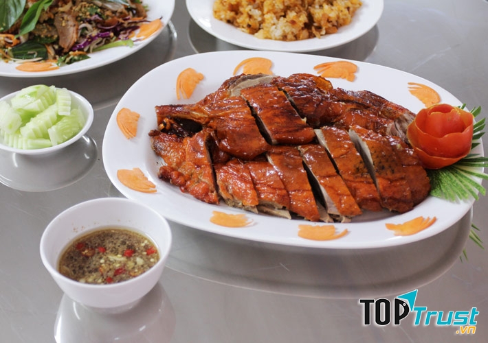 Vịt nướng ở đây là một trong những món ăn được nhiều người ưa thích và đặt về
