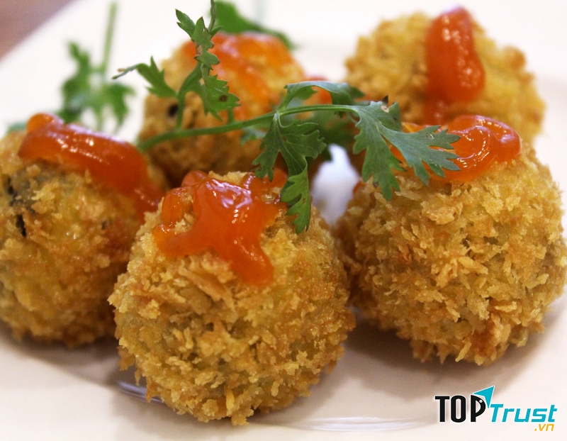 Vịt lộn và trứng cút lộn chiên