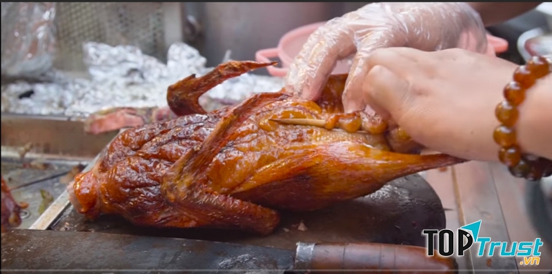 Anh chủ quán với đôi tay thoăn thoắt chế biến vịt