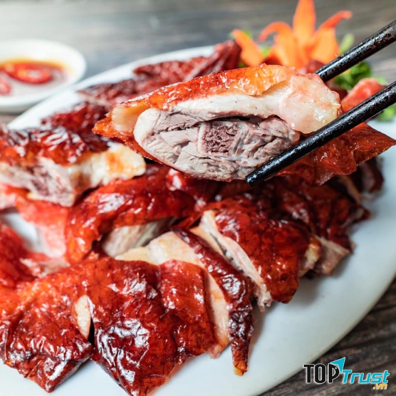 Thịt vịt thơm mềm với lớp da giòn ruộm