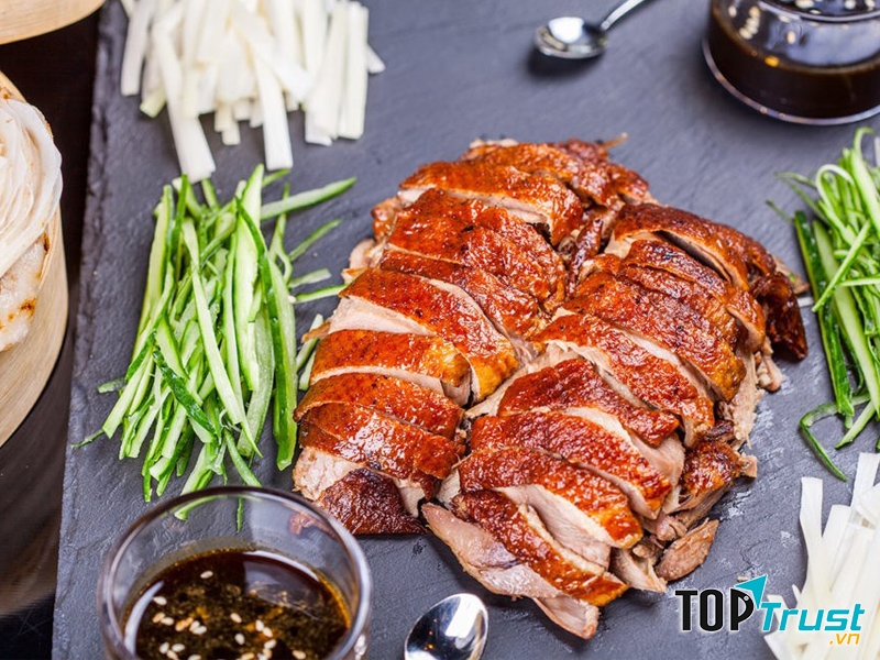 Vịt nướng là một món ăn ngon hấp dẫn, một ý tưởng tuyệt vời cho bữa cơm cuối tuần hay để đãi tiệc.