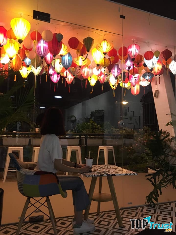 Với không gian vừa mang một chút hiện đại, một chút trong lành với rất nhiều chậu cây xanh, lại thêm một chút hoài cổ, rực rỡ với những chiếc đèn lồng đủ màu sắc,..