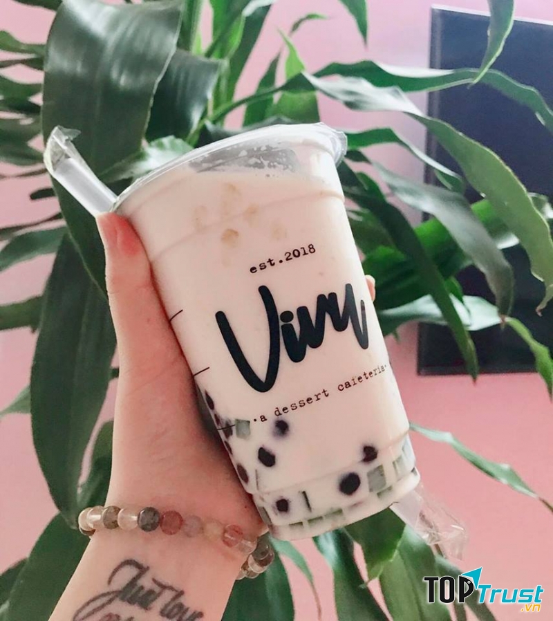 Quán khá nhiều món đồ uống đang được lòng các bạn trẻ như: trà sữa trân châu đường đen, matcha, ngoài ra còn có trà sữa truyền thống, hoa nhài, ô long