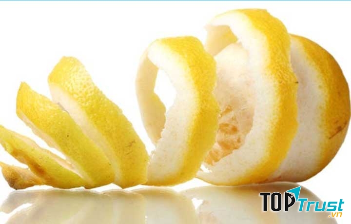 Vỏ bưởi và nước hoa hồng