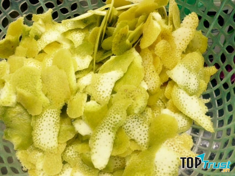 Vỏ bưởi và nước hoa hồng