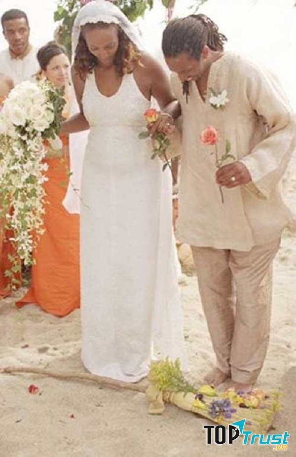 Vợ chồng nhảy qua cán chổi là một tập tục rất phổ biến của người Châu Phi