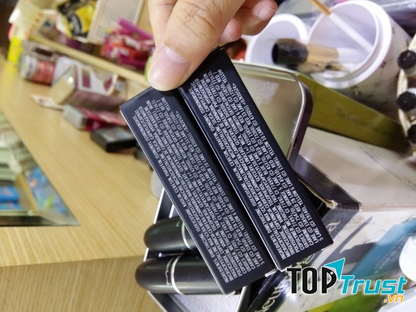 Vỏ cây son MAC hàng chính hãng nằm ở phía bên phải