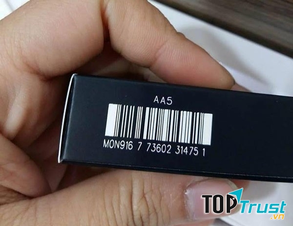 Mã vạch son MAC thật ngắn với chữ được in hơi lộn xộn