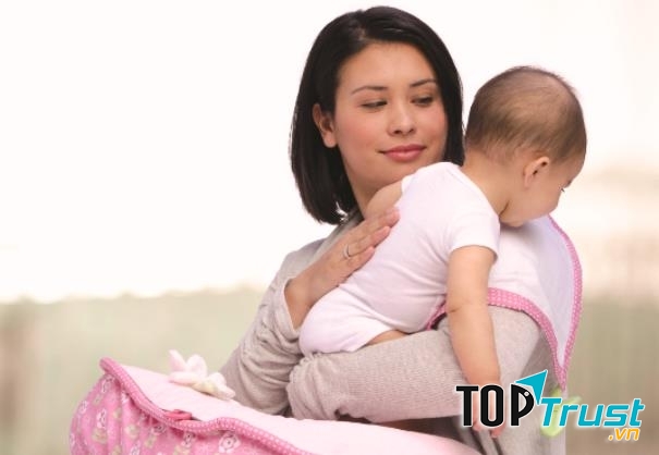 Hãy vỗ nhẹ nhàng, dứt khoát lưng bé để trị nấc.