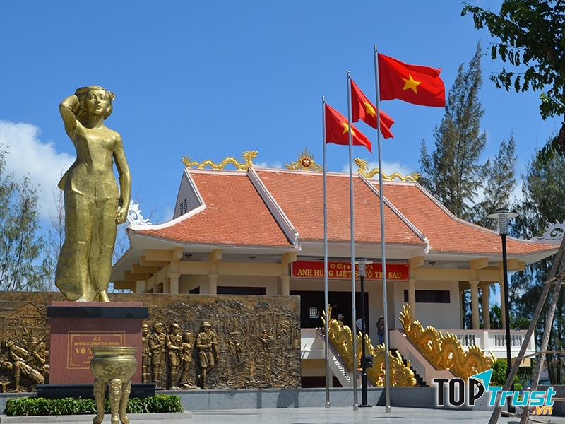 Nhà tưởng niệm và tượng đài của chị tọa lac tại trung tâm Huyện Đất Đỏ,