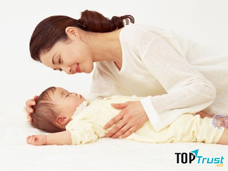 Vỗ về bé giúp bé ngủ ngon hơn