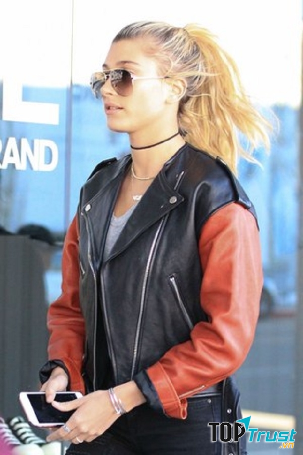Hailey Baildwin cùng choker “all-in-one”