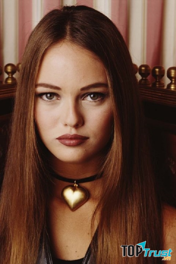 Vanessa Paradis đeo vòng choker dây nhung cùng mặt kim loại bản lớn hình trái tim