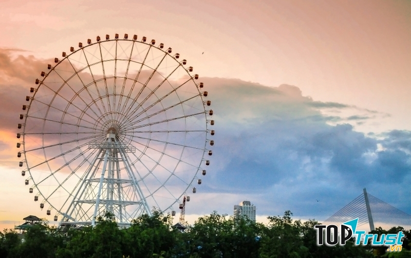 Khung cảnh thơ mộng của Vòng quay Mặt Trời khi hoàng hôn buông xuống
