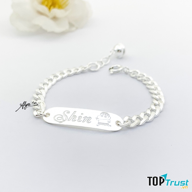 Bạn có thể tặng cho bé một chiếc vòng bằng bạc giúp trẻ tránh gió đảm bảo cho sức khỏe của bé