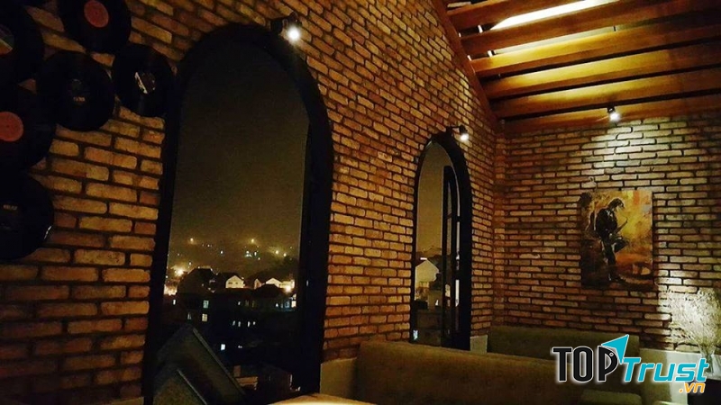 Voulez-Vous Cafe & Wine Bar