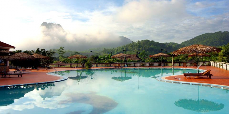 Hồ bơi Vresort Hòa Bình sạch đẹp