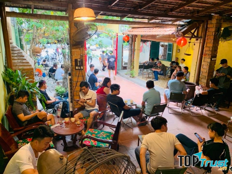 Không gian từ bên ngoài đến bên trong đều vô cùng ấn tượng, tất cả đều bằng gạch không sơn vì vậy trông cổ kính vô cùng.