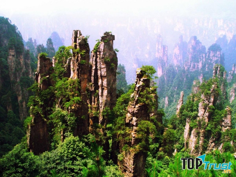 Những ngọn núi cao chập chùng ở Vũ Lăng Nguyên