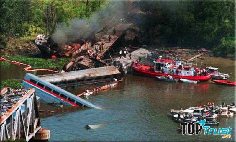 Hình ảnh hiện trường vụ tai nạn tàu hỏa ở Bihar