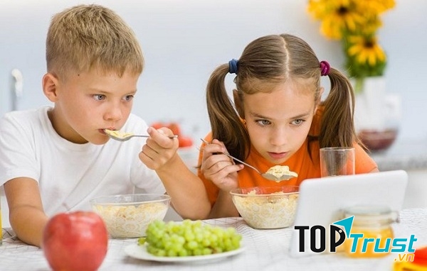 Vừa ăn vừa xem TV