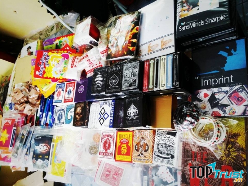 Có rất nhiều loại bài tây tại cửa hàng.