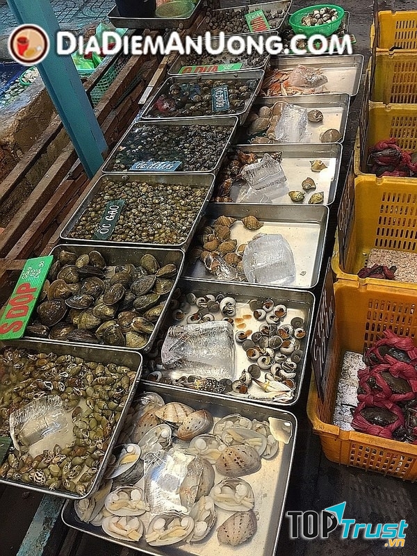 Bước chân vào quán là thấy 1 hàng dài các loại hải sản tươi ngon