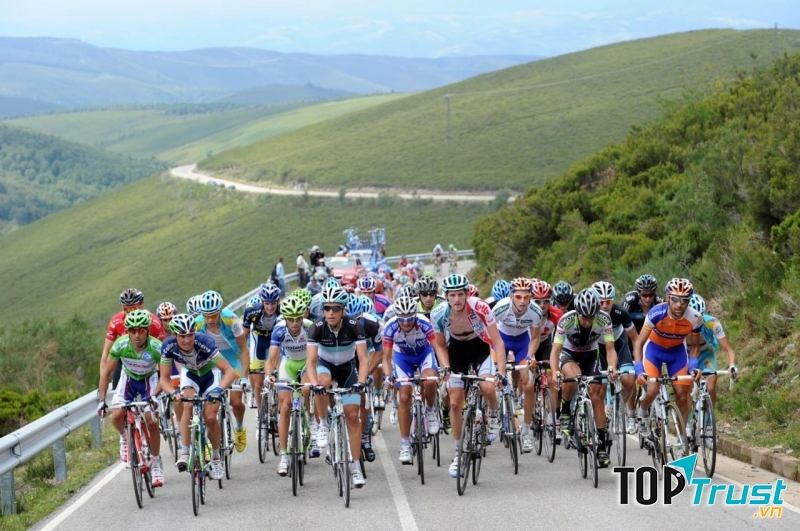 Địa hình đồi núi là thách thức của các tay đua