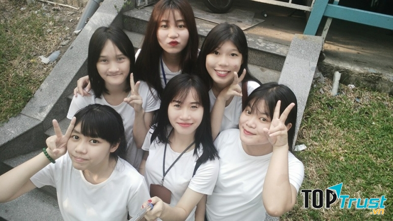 Trong mọi chuyến đi cô ấy luôn tạo cho các bạn cảm giác vui vẻ thoải mái