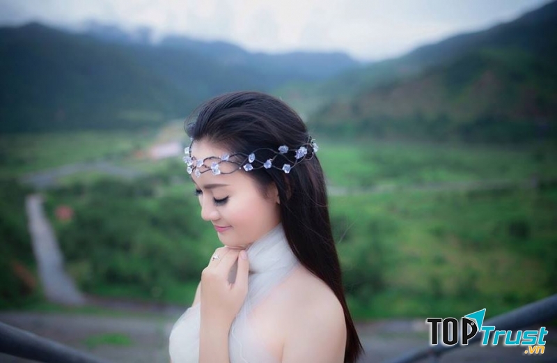 Cô gái Thái xứ Mường lè với đôi mắt biết cười