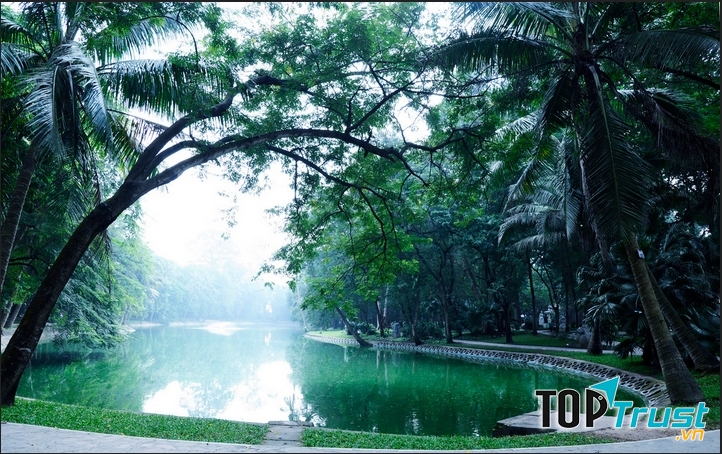 Hồ nước điều hòa không khí trong lành trong công viên
