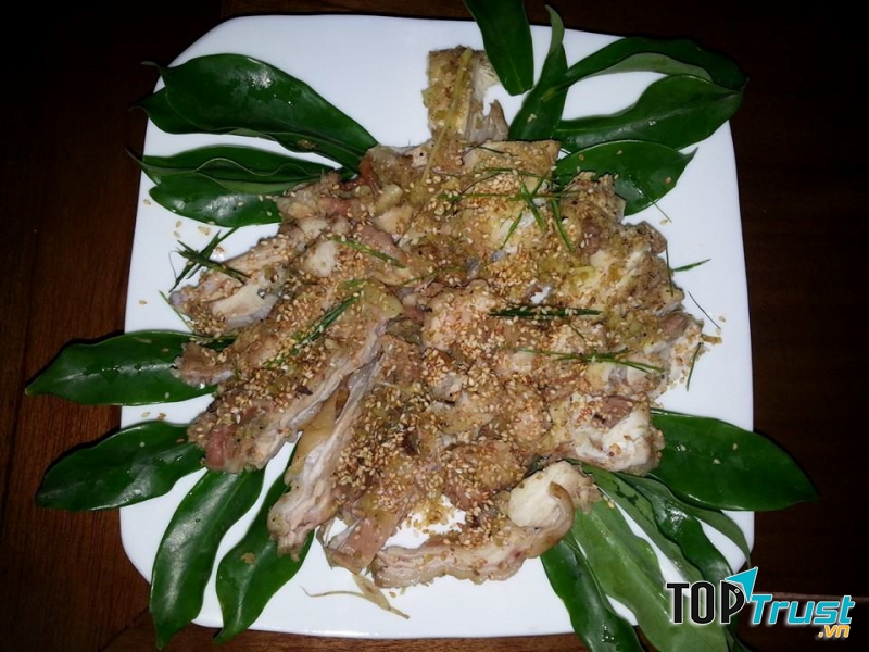 Món thỏ hấp tái vừng của quán