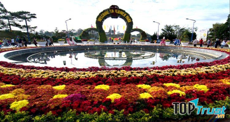 Cổng chào vườn hoa trung tâm nơi đầu tiên du khách vừa xuống xe