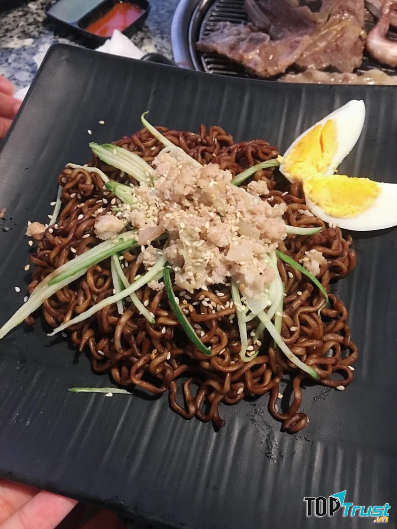 Sợi mì tròn căng, dai dai, nước sốt sền sệt được kết hợp bởi rau củ quả và thịt xào chín tới, thơm ngon.