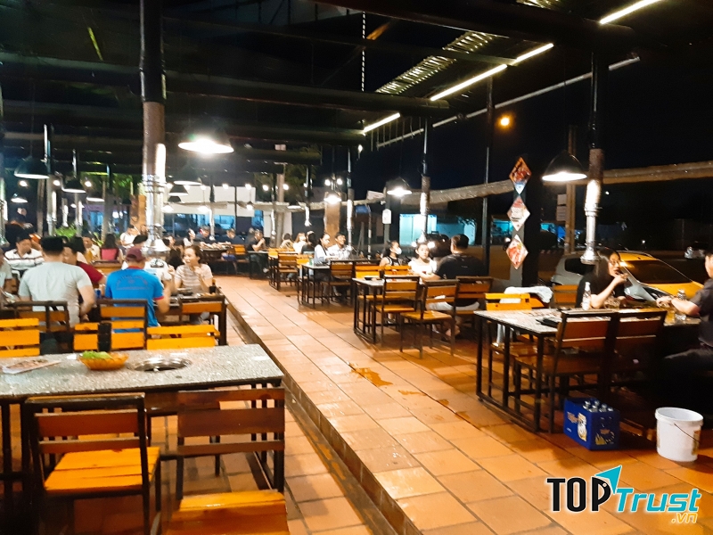 Bạn sẽ cảm thấy bị mê hoặc ngay từ lần đầu tới Vườn nướng Hàn Quốc, quán ăn mang đậm phong cách “Hàn xẻng” với không gian thoải mái và sự phục vụ tận tình, chu đáo.