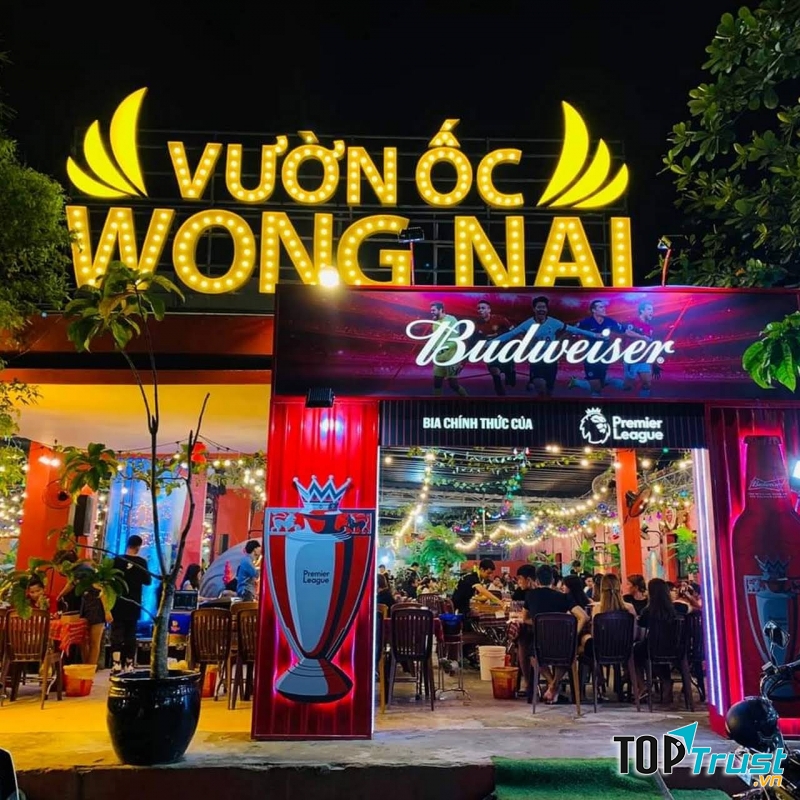 Quán được xây dựng trên một khuôn viên rộng lớn, có không gian mở, thoáng và bình dân