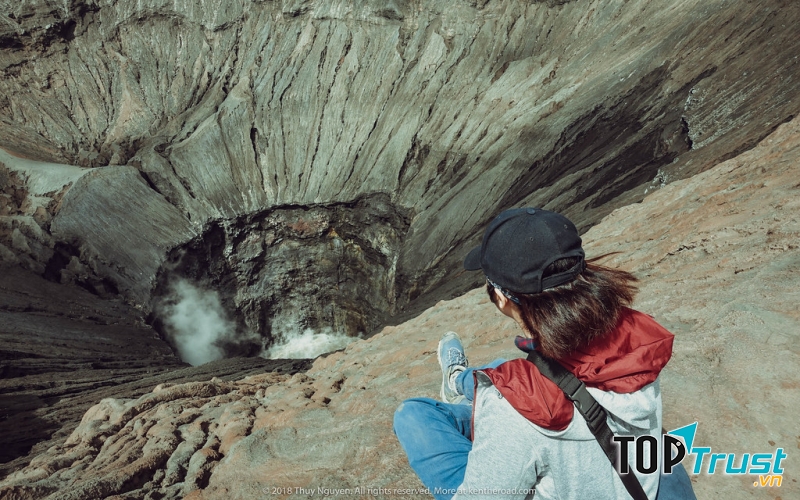 Du khách trải nghiệm cảm giác đứng trên miệng núi lửa Bromo