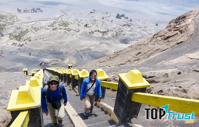 Đường lên đỉnh ngọn núi lửa Bromo